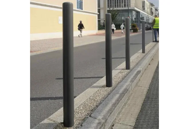 Potelet urbain Carrefour sur un trottoir
