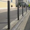 Potelet urbain Carrefour sur un trottoir