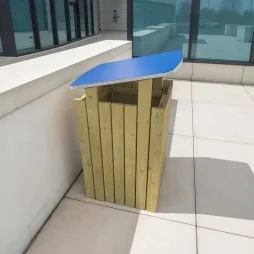 poubelle bois avec toit sur une terrasse