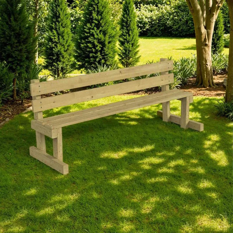 Banc enfant en bois dans un parc