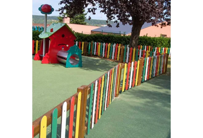 Clôture en bois coloré autour d'une aire de jeux