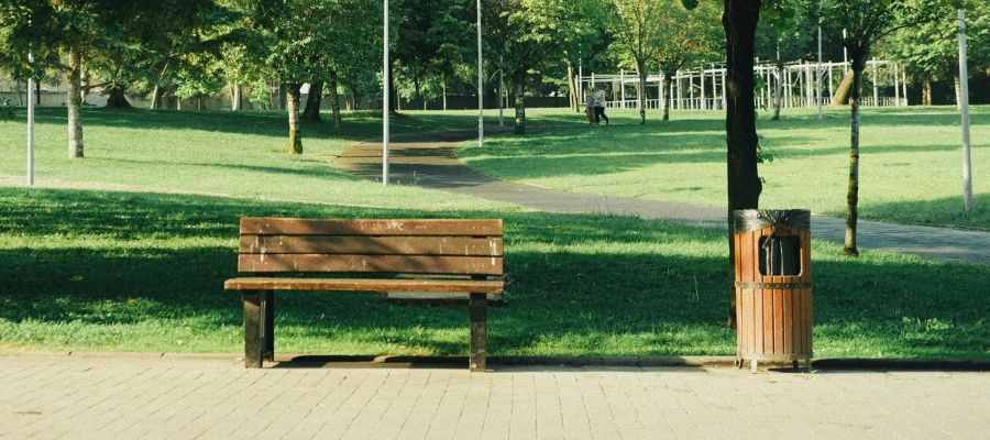 Banc public et poubelle urbaine dans un parc aménagé