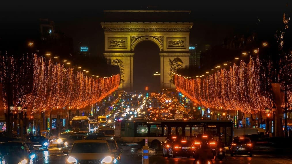 décorations lumineuses aux champs élysées à paris pour les fêtes de fin d'année