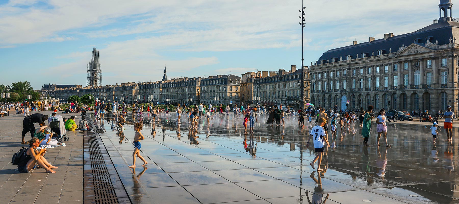 Miroir d'eau pour rafraîchir une place urbaine miroir d'eau sur une place urbaine pour rafraîchir la ville en été