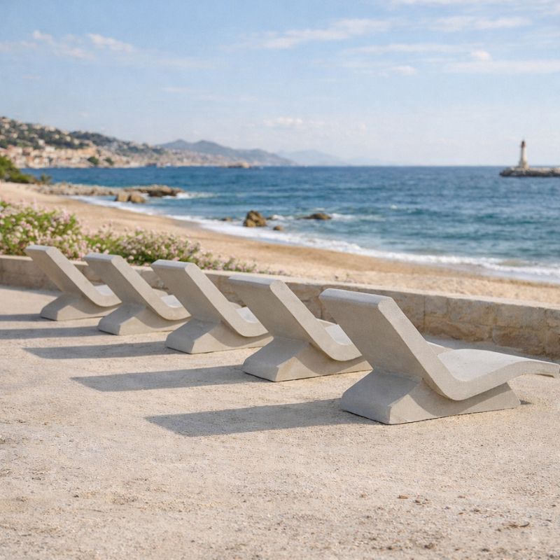 chaises longues en béton en bord de mer