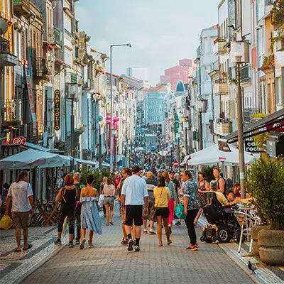 Revitaliser les centres-villes : rôle clé du mobilier urbain